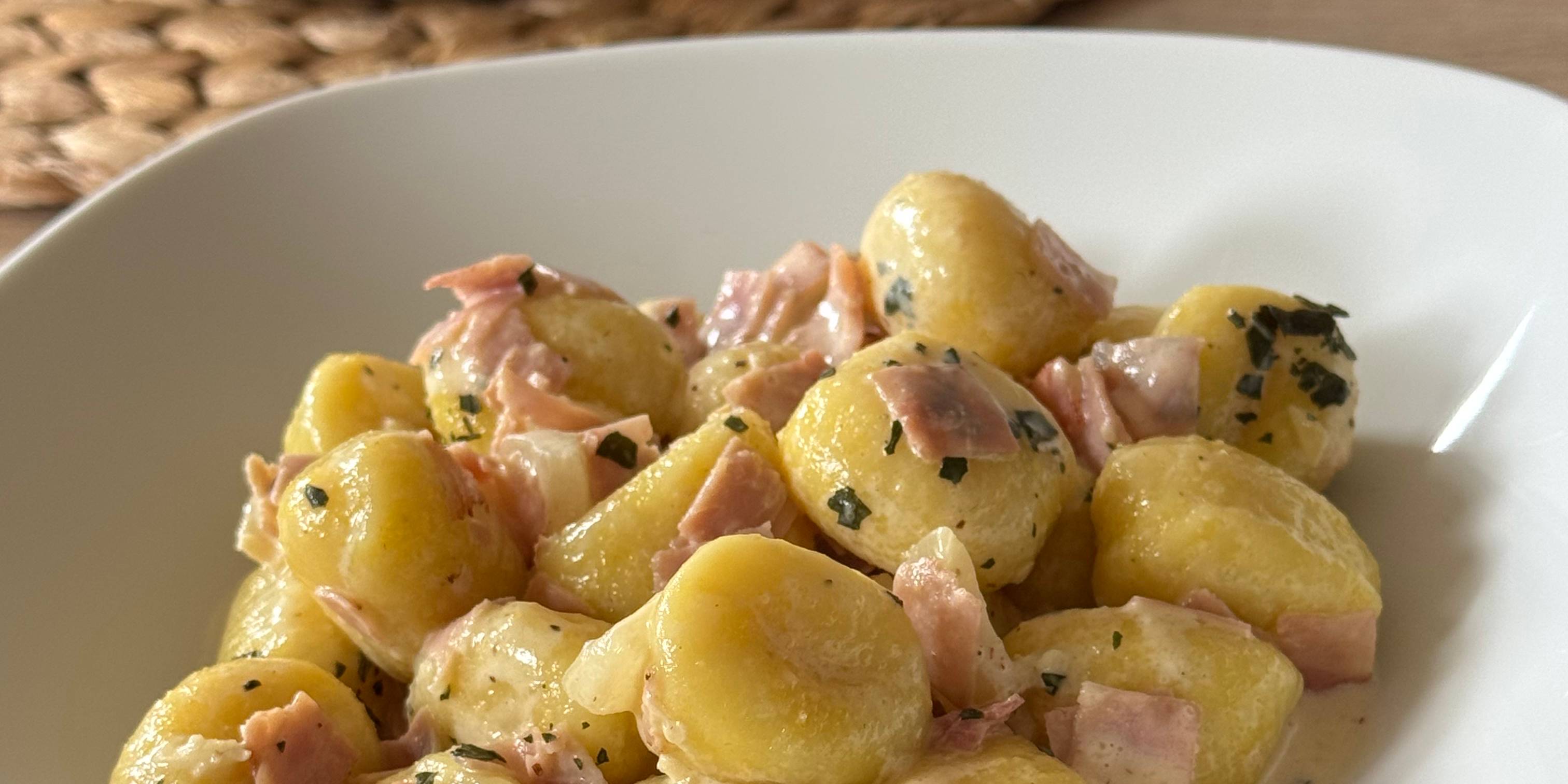 Gnocchi in Schinken-Sahne-Sauce (Falsche Carbonara)